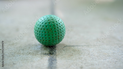 Gr  ner Minigolfball