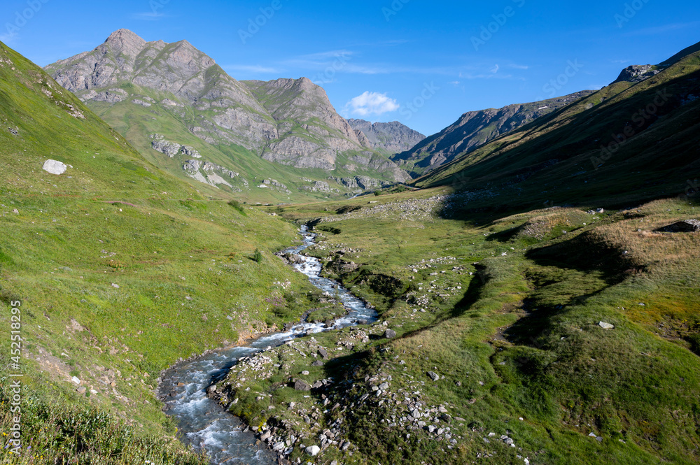 Fototapeta premium Paysage de montagne dans le Parc National de la Vanoise dans les Alpes dans le col de l'Iseran en été en Savoie en france