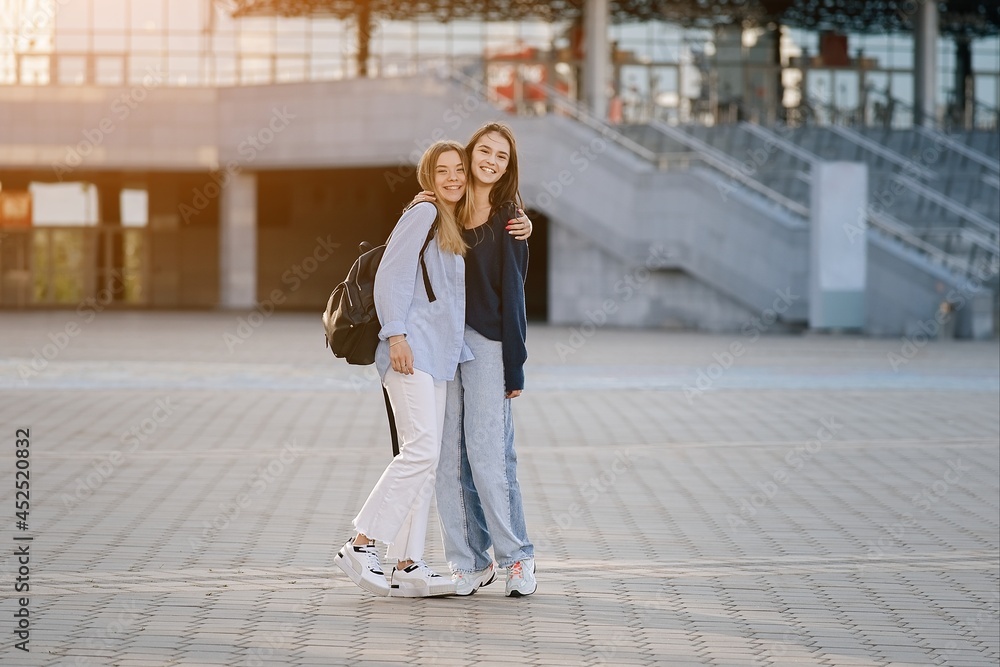Φωτογραφία Two teenage girls met at school or college after vacation