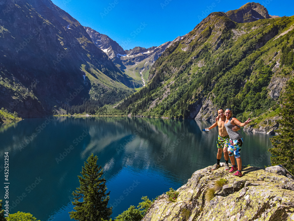 Φωτογραφία Couple stopping for picnic while hiking at the Lac Lauvitel in the French Alps
