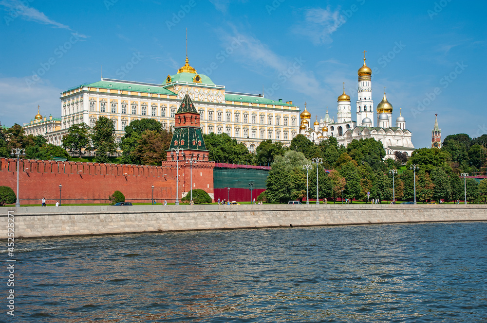 Φωτογραφία The architectural ensemble of the Kremlin is beautiful from all angles, but it can only be seen entirely from the opposite bank of the Moskva River