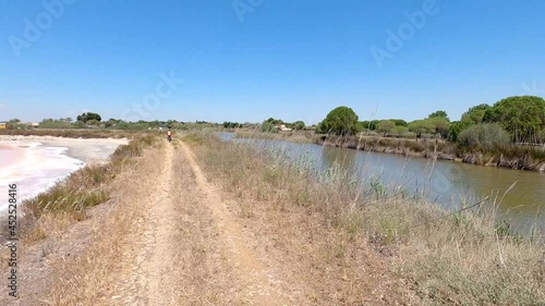 Une femme faisant du vélo en extérieur, en pleine nature