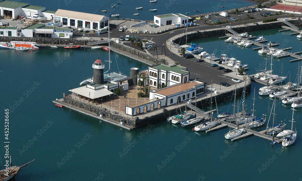 Fotografía aérea de la Marina y puerto deportivo de El Rubicón en la costa sur de Lanzarote, Canarias