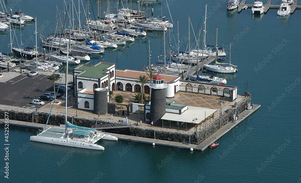 Fotografía aérea del puerto deportivo de El Rubicón en 
 la costa sur de Lanzarote, Canarias