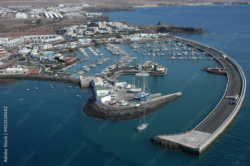 Fotografía aérea con una vista general del puerto deportivo de El Rubicón en la costa sur de Lanzarote, Canarias