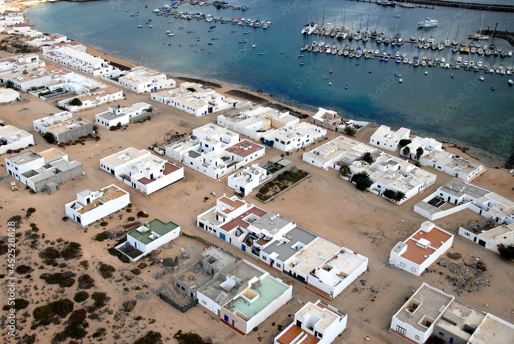 Fotografía aérea del pueblo y puerto de la Caleta del Sebo en la isla de La Graciosa, Canarias