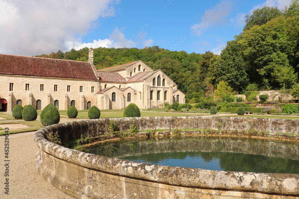 Bourgogne - Côte-d'Or - Abbaye de Fontenay - Vue sur l'église abbatiale