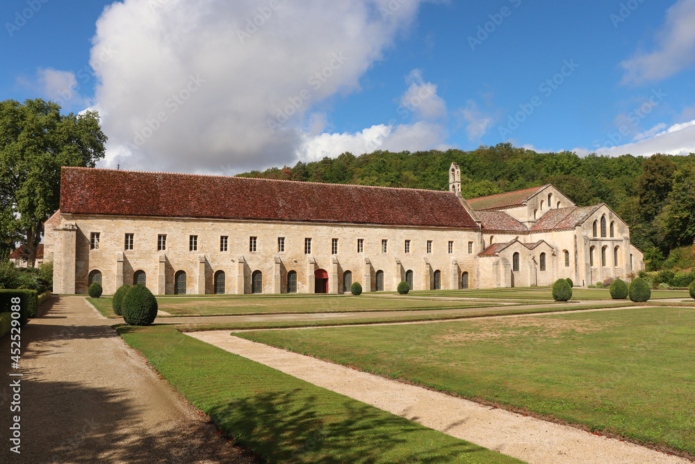 Bourgogne - Côte-d'Or - Abbaye de Fontenay - Panorama sur le dortoir des moines et l'église abbatiale
