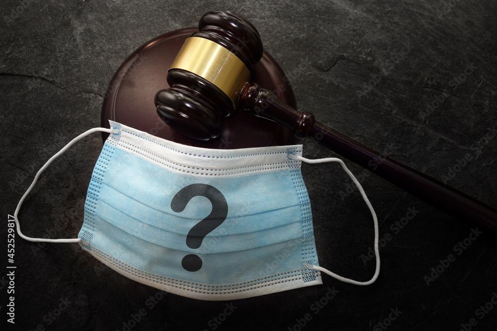 Ταπετσαρία Court legal gavel and facemask with quetionmark -- Coronavirus mask mandate conc