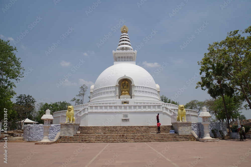 仏教八大聖地　インドのラージギル　多宝山の平和記念仏塔