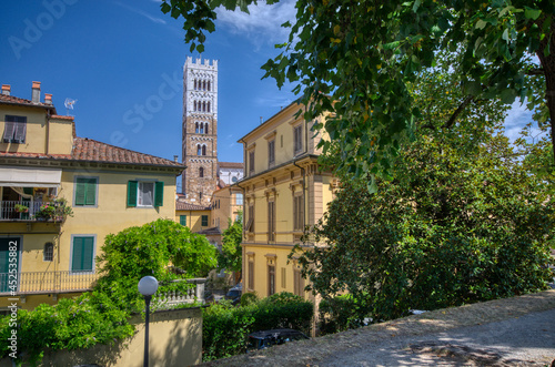 Il campanile del duomo di Lucca visto dalle mura