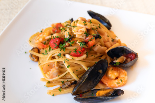 Foto Tomato linguine with squid, shrimp and seafood.
