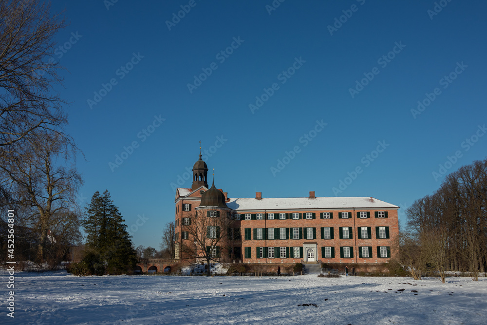 Obraz premium Schloss Eutin mit Schlosspark im Winter