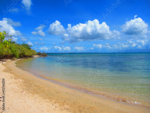 La plage de sable blanc devant la paradisiaque mer turquoise
