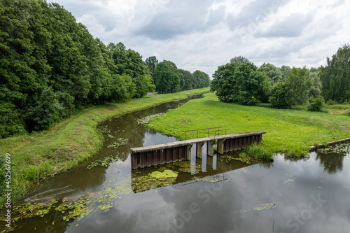 rozwidlenie kanału i rzeki, zielony krajobraz z drona