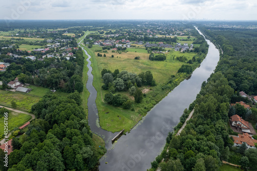 rozwidlenie kanału i rzeki, zielony krajobraz z drona
