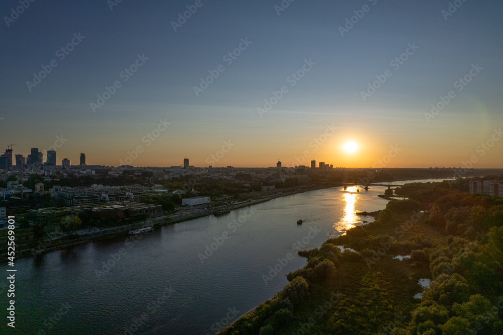 Widok na wieżowce w centrum Warszawy o zachodzie słońca, złota godzina, nad mostem świetokrzyskim