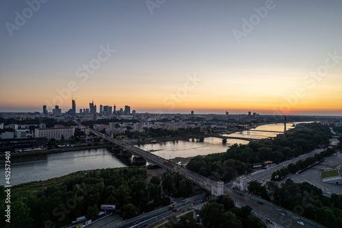 wieżowce w cetrum Warszawy, rzeka Wisła, plaża o zachodzie słońca z lotu ptaka, dron © Arkadiusz