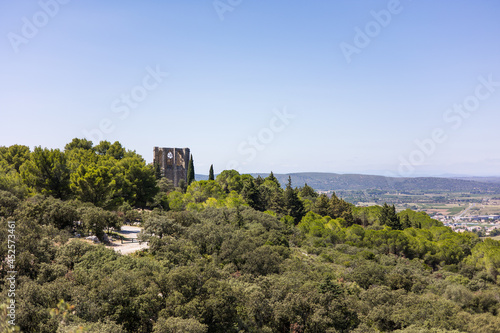 Vue sur l’Abbaye Saint-Félix-de-Montceau et la campagne depuis le Massif de la Gardiole (Occitanie, France)