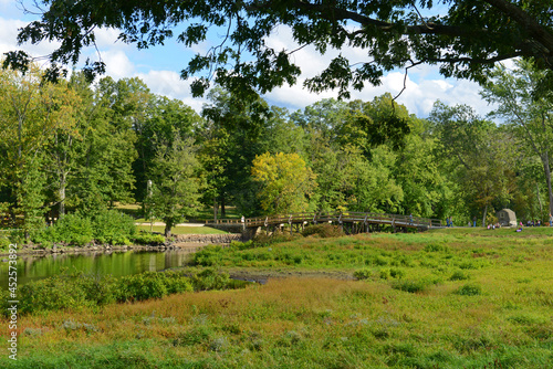 Fototapeta Battlefield and Old North Bridge in Minute Man National Historical Park, Concord, Massachusetts MA, USA