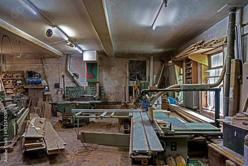 Schreiner Werkstatt mit Maschinen und Werzeugen