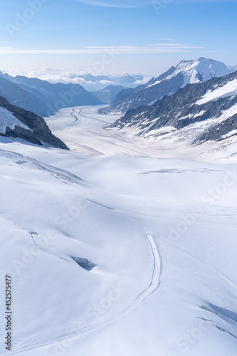 vue verticale sur un glacier en haute montagne