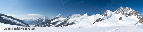 vue panoramique sur les neiges d un glacier en Suisse