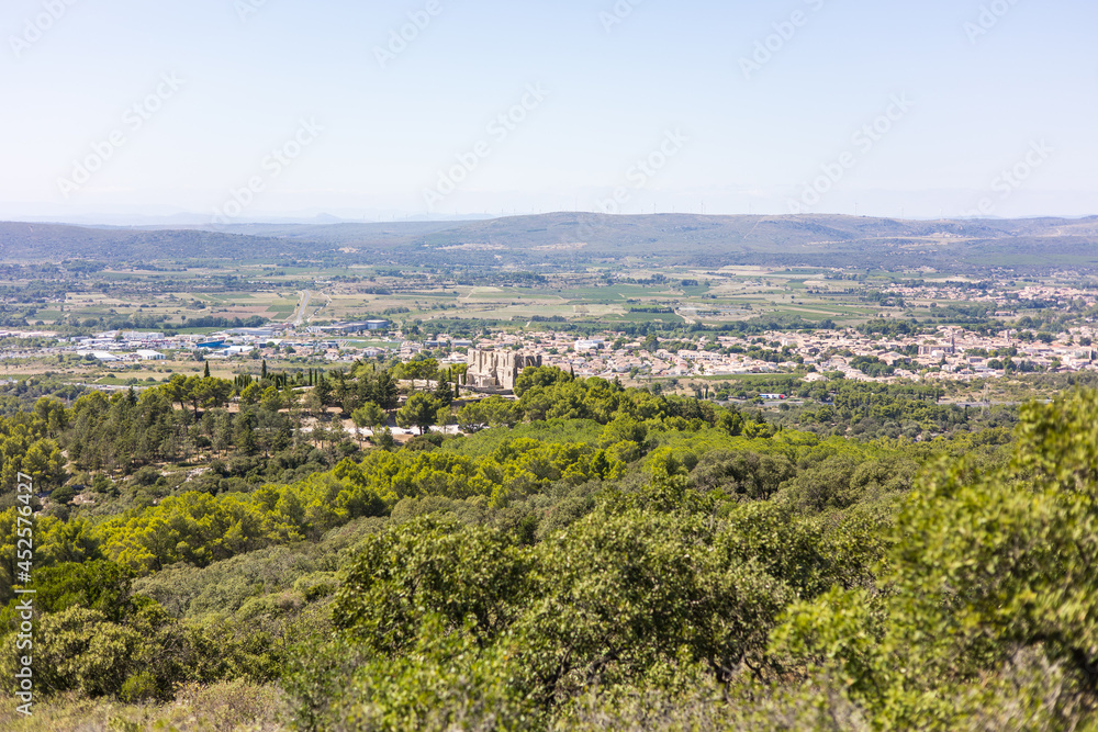 Vue sur l’Abbaye Saint-Félix-de-Montceau et la campagne depuis le Massif de la Gardiole (Occitanie, France)