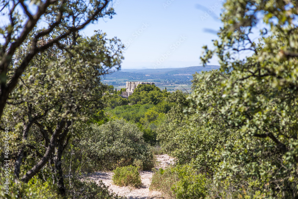 Vue sur l’Abbaye Saint-Félix-de-Montceau et la campagne depuis le Massif de la Gardiole (Occitanie, France) Vue sur l’Abbaye Saint-Félix-de-Montceau et la campagne depuis le Massif de la Gardiole (Occitanie, France)