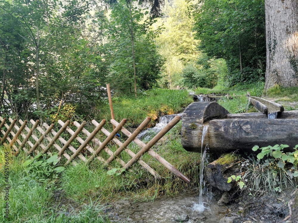 natürlicher Brunnen am Bergbach in den Alpen natürlicher Brunnen am Bergbach in den Alpen