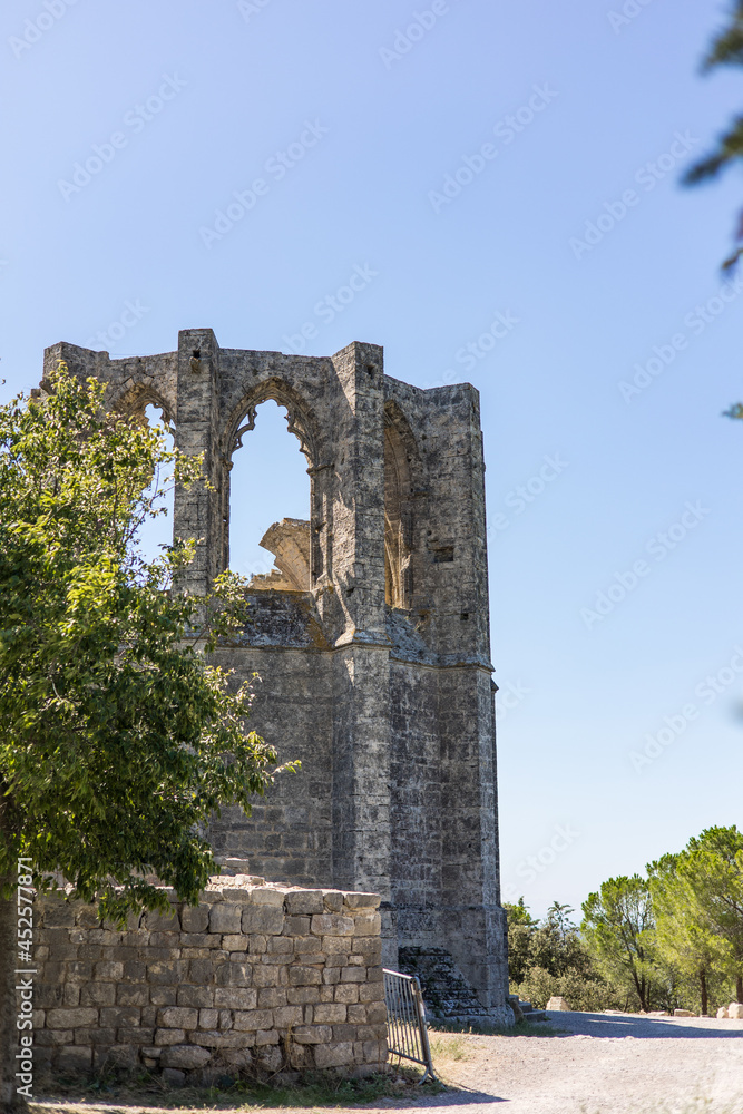 Abbaye Saint-Félix-de-Montceau sur le Massif de la Gardiole (Occitanie, France)
