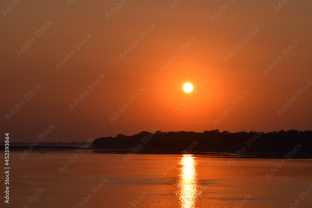 sol sobre a floresta amazônica e o rio amazonas