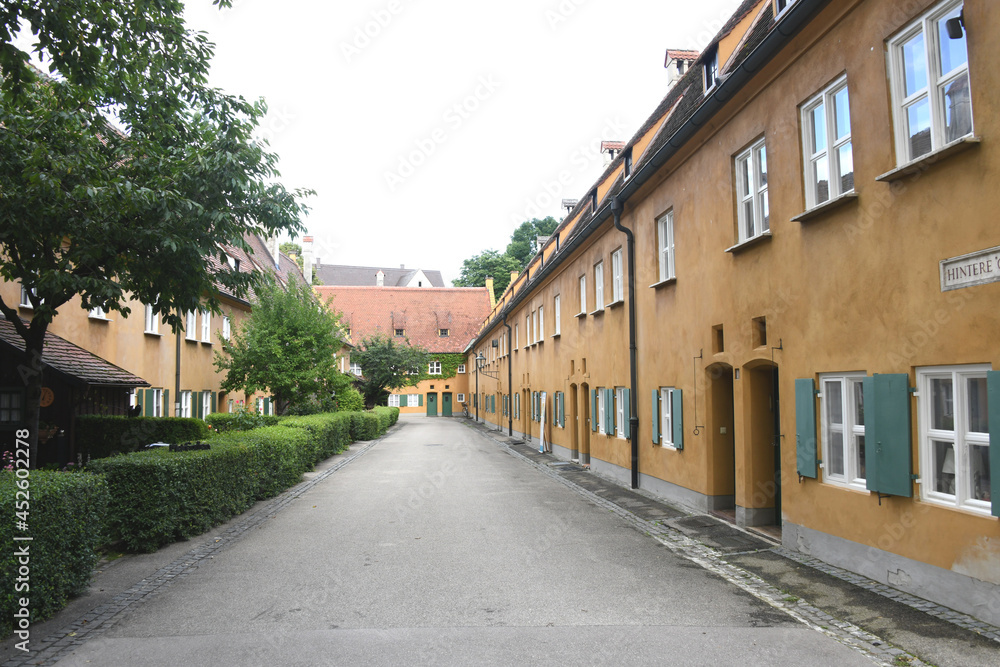 Jakob Fugger stiftete im Jahre 1521 in Augsburg die Fuggerei. Sie ist die älteste bestehende Sozialsiedlung der Welt. Im Jahre 2021 feierte sie ihr 500 jähriges Bestehen.