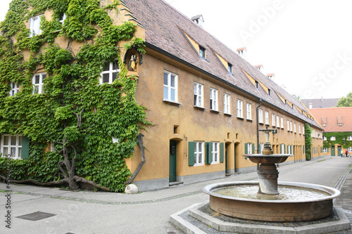 Die Fuggerei in Augsburg wurde im Jahre 1521 von Jakob Fugger gestiftet. Die Reihenhaussiedlung ist die älteste bestehende Sozialsiedlung der Welt. Sie feierte im Jahre 2021 ihr 500 jähriges Bestehen