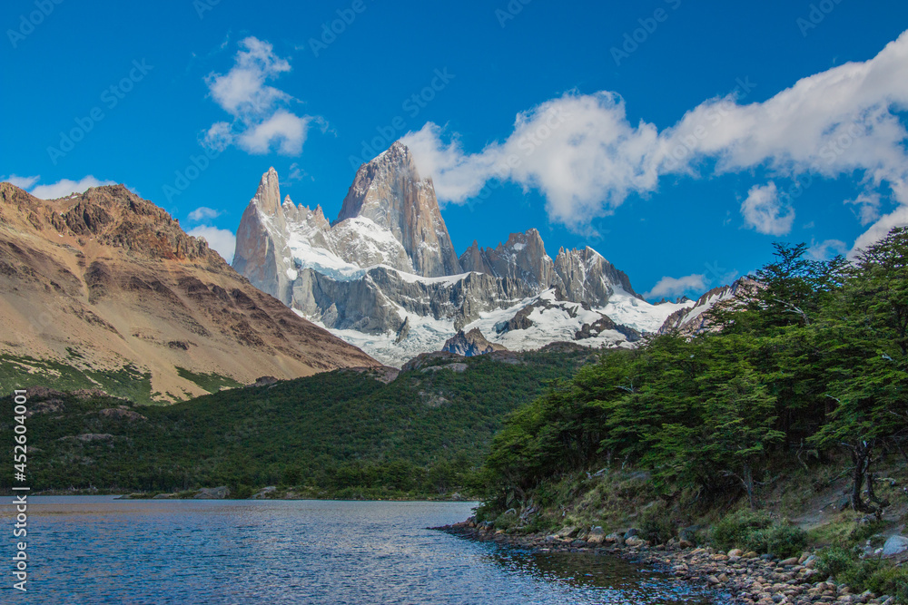 Obraz premium montaña y lago