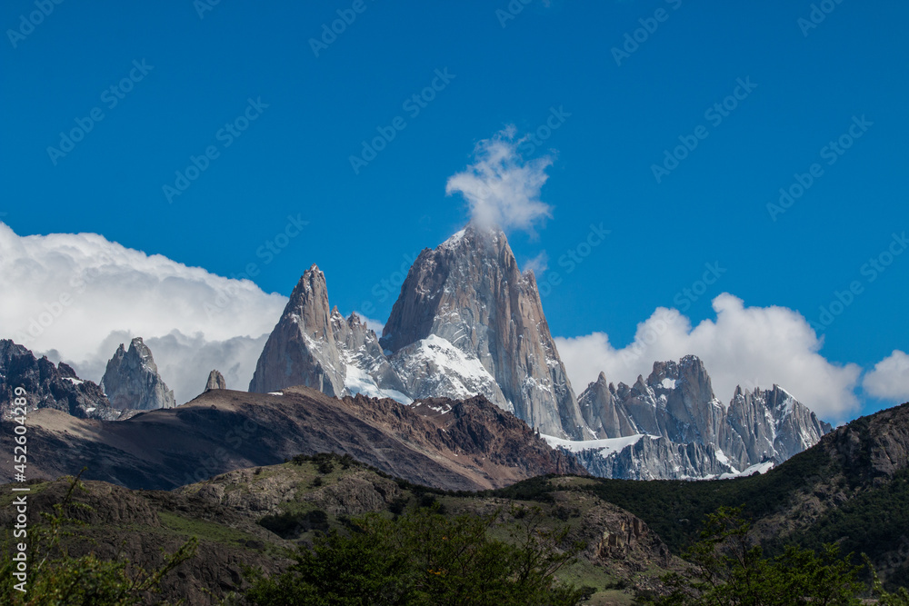 Obraz premium montaña y nubes