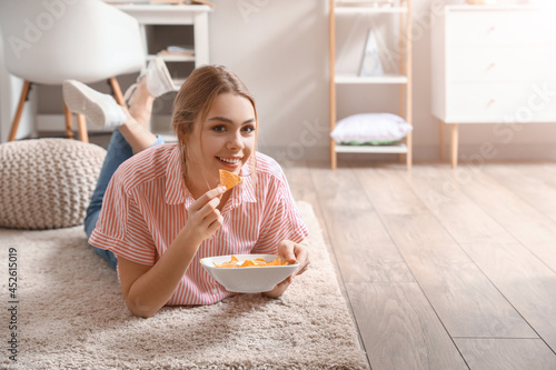Beautiful young woman eatin...