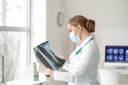 Female doctor with x-ray sc...