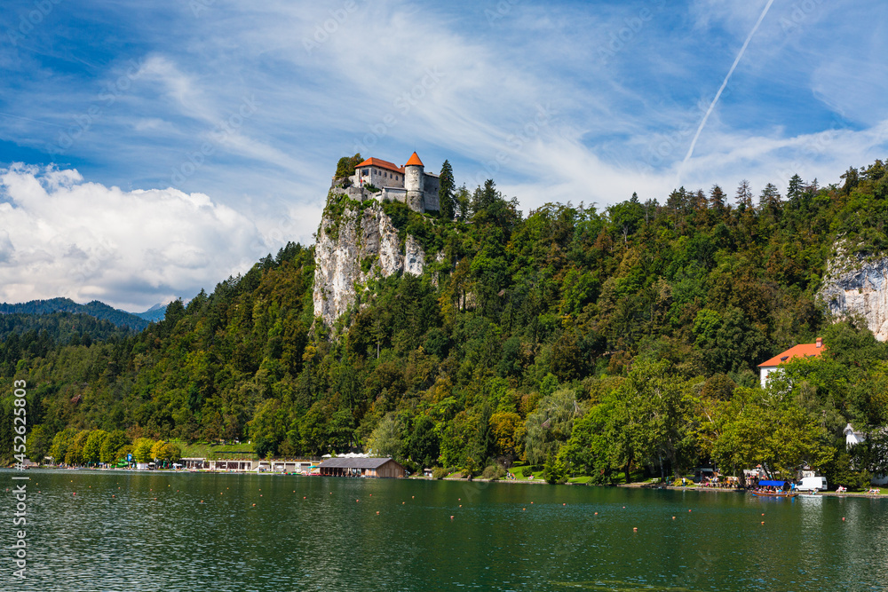 スロベニア　ブレッド湖と崖の上に建つブレッド城