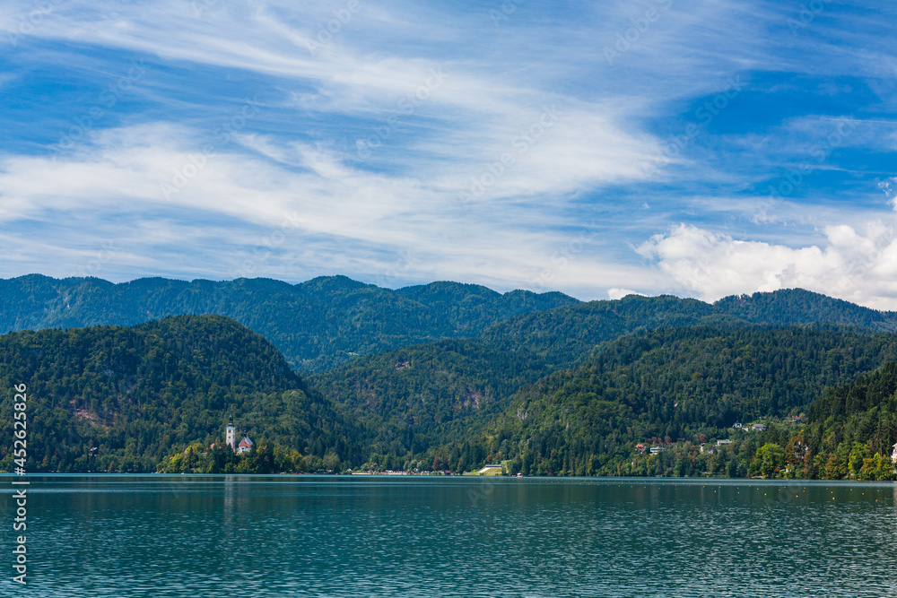 スロベニア　ブレッド湖に浮かぶブレッド島に建つ聖マリア教会と後ろに広がるユリアン・アルプス