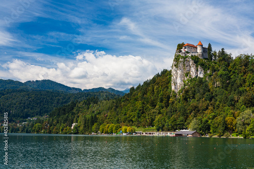 スロベニア　ブレッド湖と崖の上に建つブレッド城 © pespiero