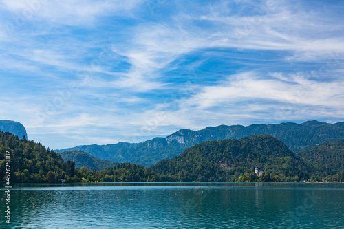 スロベニア ブレッド湖に浮かぶブレッド島に建つ聖マリア教会と後ろに広がるユリアン・アルプス