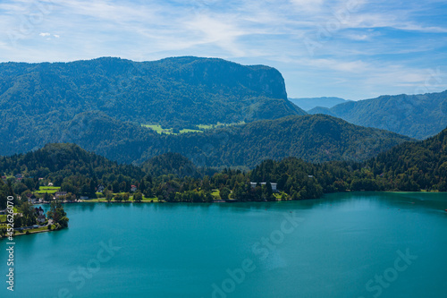 スロベニア　ブレッド城から望むブレッド湖と後ろに広がるジュリア・アルプス © pespiero