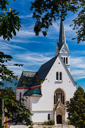 スロベニア ブレッド湖のほとりに建つ聖マルティヌス教会