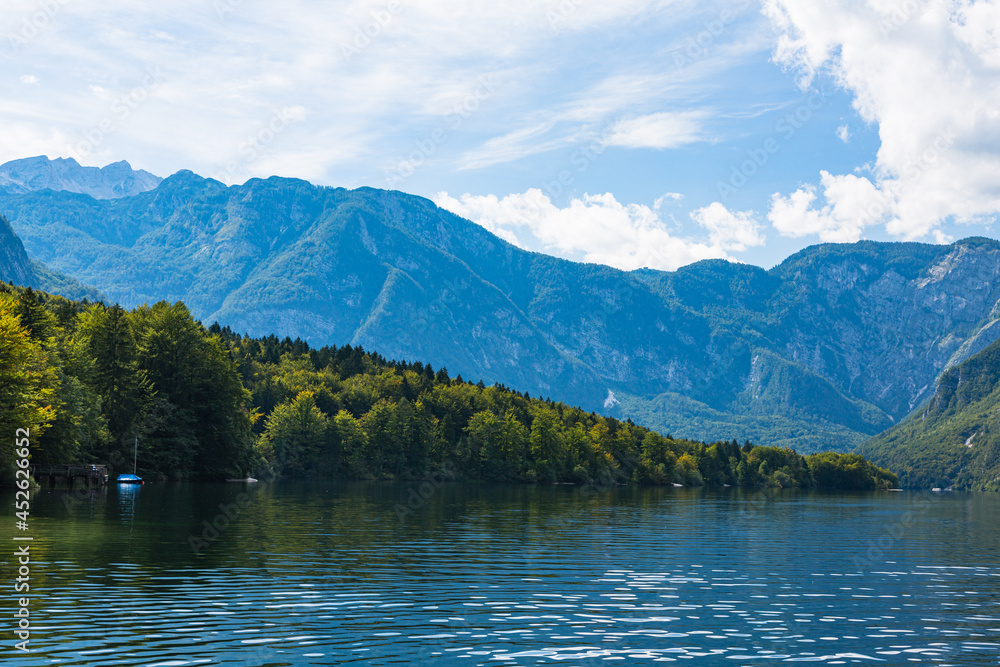 スロベニア　ボーヒニ湖と後ろに広がるジュリア・アルプス