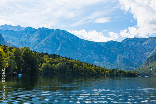スロベニア ボーヒニ湖と後ろに広がるジュリア・アルプス