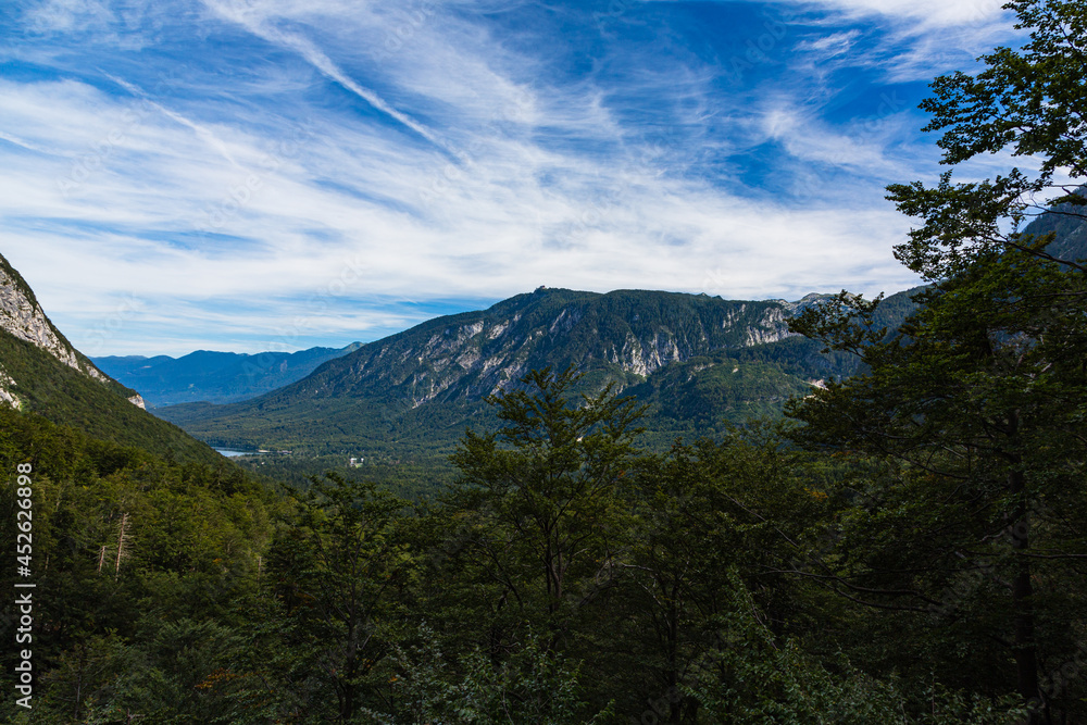 Fototapeta premium スロベニア ボーヒニのサヴァイツア滝から風景