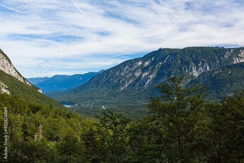 スロベニア ボーヒニのサヴァイツア滝から見えるボーヒニ湖