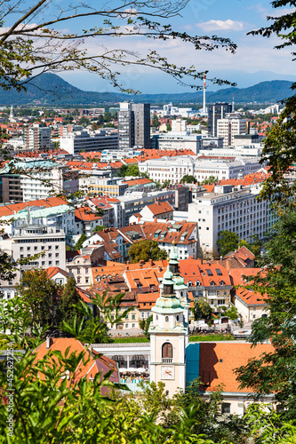 スロベニア　リュブリャナのリュブリャナ城の丘から望む旧市街と新市街の街並み