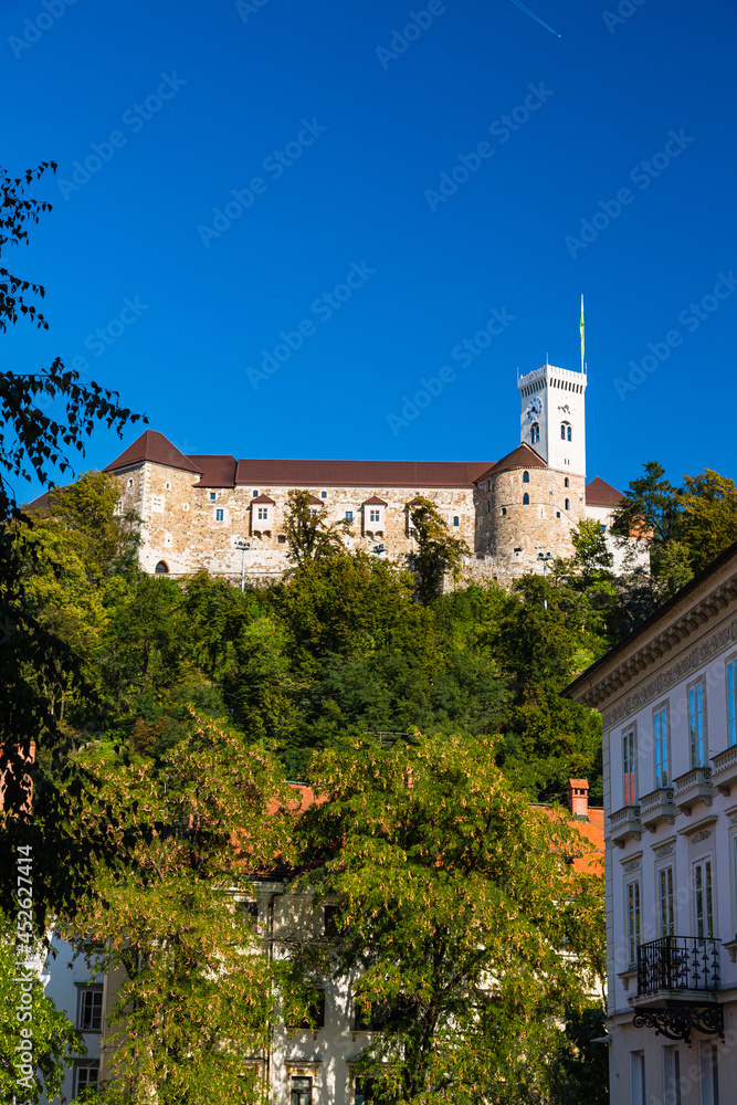 スロベニア　リュブリャナの市街地から見上げるリュブリャナ城